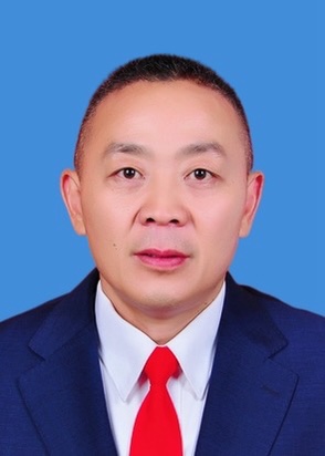 万亚东党委委员、人大主席