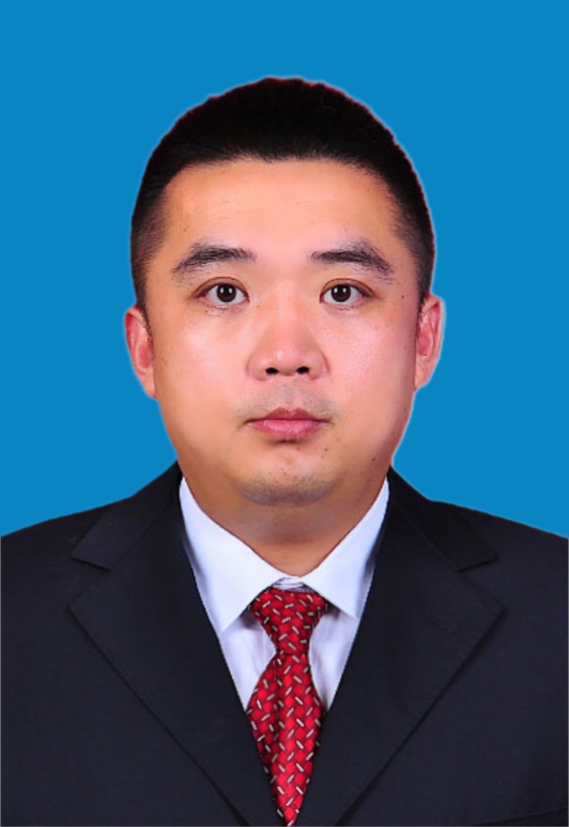 曾进党委政法委员、副镇长