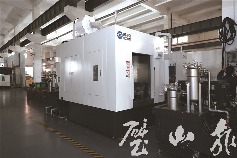 国内首台七轴五联动高压清洗机在璧下线