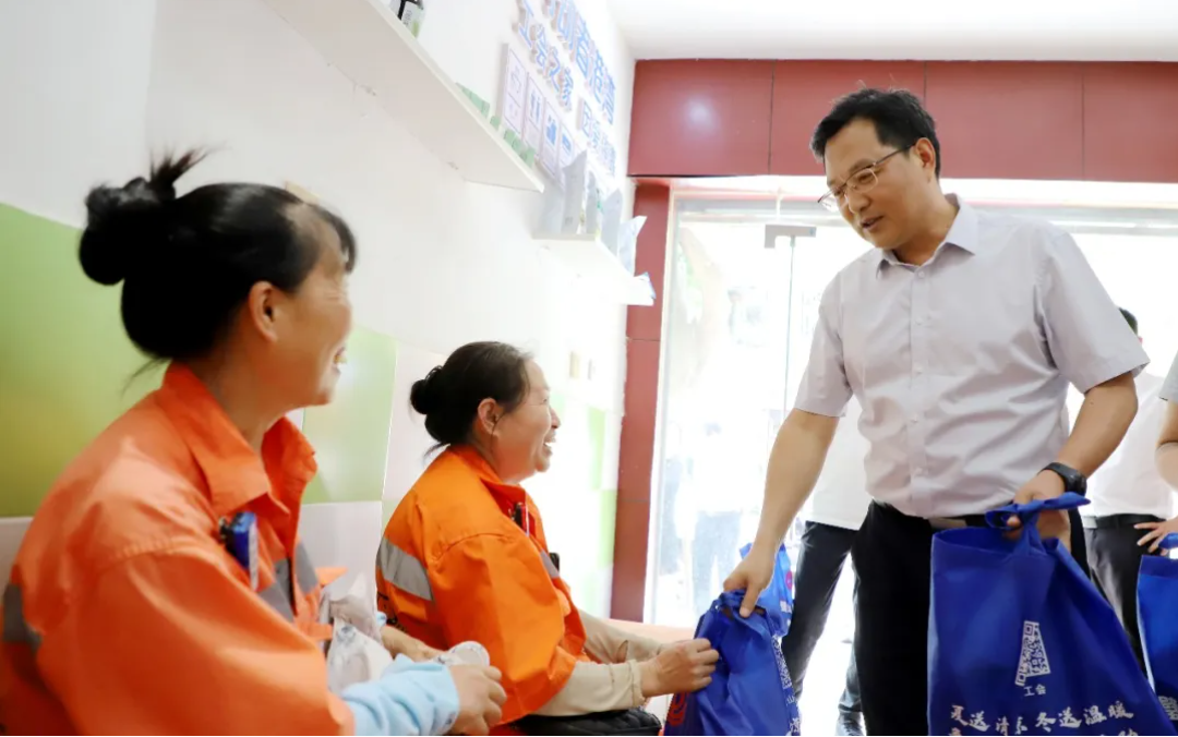 唐军看望慰问高温下坚守岗位的一线工作者
